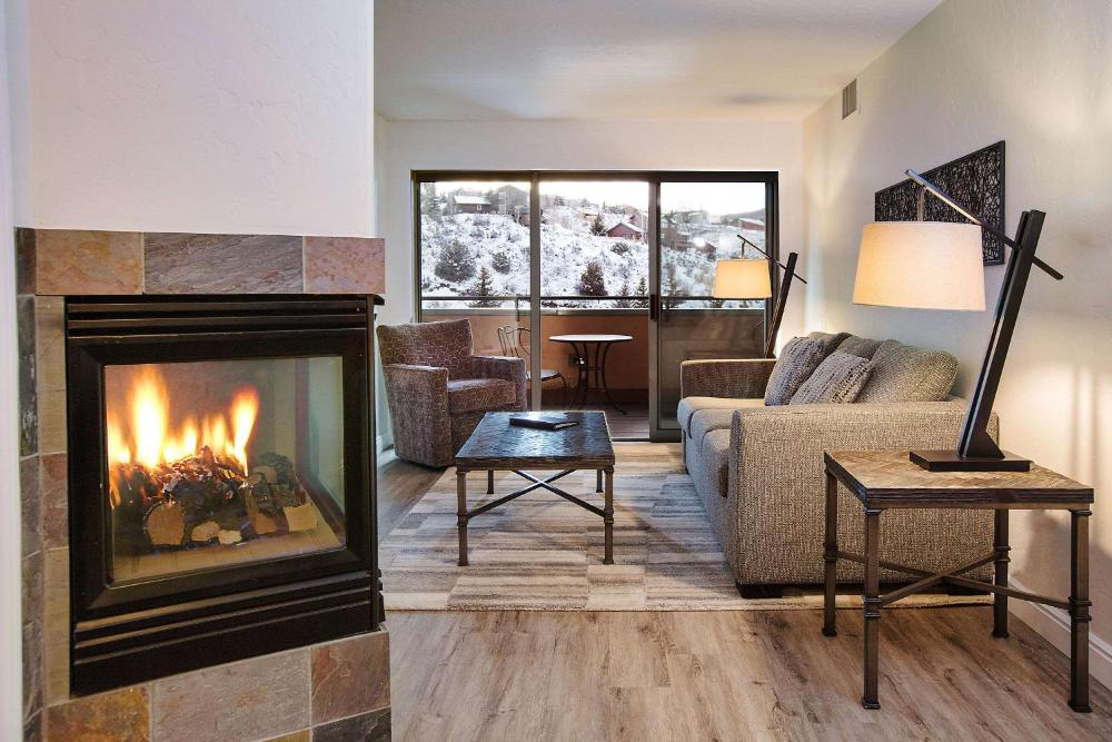 Suite with Mountain View - Non-Smoking interior